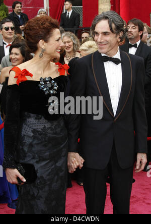 Britsih attore Daniel Day-Lewis (R) e sua moglie Rebecca Muiller (L) arrivano per l'ottantesimo annuale di Academy Awards il Kodak Theatre di Hollywood, CA, Stati Uniti, 24 febbraio 2008. L'Academy Awards, popolarmente noto come Oscar, sono presentati dall'Accademia delle Arti e delle scienze cinematografiche (AMPAS) per riconoscere l'eccellenza di professionisti nel settore della cinematografia, compresi direc Foto Stock