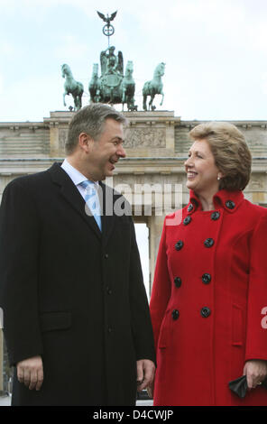 Il Presidente della Repubblica di Irlanda Mary McAleese, e Berlino di Lord Mayor, Klaus Wowereit, chat nella parte anteriore della porta di Brandeburgo a Berlino, Germania, 25 febbraio 2008. La signora McAleese è su una due giorni di visita alla capitale tedesca. Foto: Soeren Stache Foto Stock