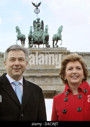 Il Presidente della Repubblica di Irlanda Mary McAleese, e Berlino di Lord Mayor, Klaus Wowereit, chat nella parte anteriore della porta di Brandeburgo a Berlino, Germania, 25 febbraio 2008. La signora McAleese è su una due giorni di visita alla capitale tedesca. Foto: Soeren Stache Foto Stock