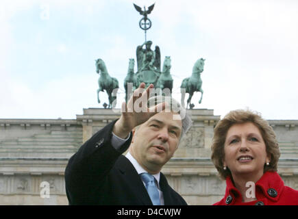 Il Presidente della Repubblica di Irlanda Mary McAleese, e Berlino di Lord Mayor, Klaus Wowereit, chat nella parte anteriore della porta di Brandeburgo a Berlino, Germania, 25 febbraio 2008. La signora McAleese è su una due giorni di visita alla capitale tedesca. Foto: Soeren Stache Foto Stock