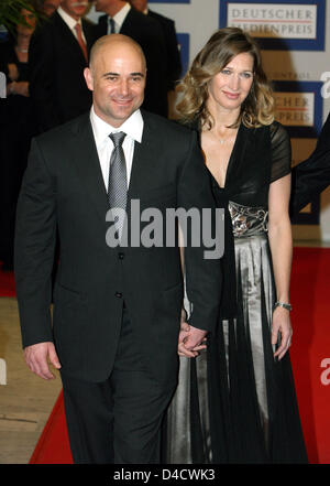 Ex world class i giocatori di tennis Steffi Graf e Andre Agassi arriva alla media tedesca Award 2007 a Baden-Baden, Germania, 24 febbraio 2008. Il unendowed premio è stato assegnato per la sedicesima volta. La signora Graf e il sig. Agassi sono stati premiati perché 'dedicato themselvels per migliaia di bambini underpriviliged con esemplare riserva e senza mostrare effetti' nelle parole della giuria Foto Stock