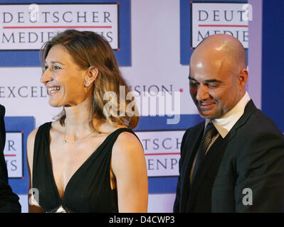 Ex world class i giocatori di tennis Steffi Graf e suo marito Andre Agassi rappresentata alla media tedesca Award 2007 a Baden-Baden, Germania, 24 febbraio 2008. Il unendowed premio viene assegnato per la sedicesima volta alla signora Graf e il sig. Agassi. Hanno ricevuto il premio perché 'dedicato themselvels a migliaia di bambini underpriviliged con esemplare riserva e senza mostrare FEP Foto Stock