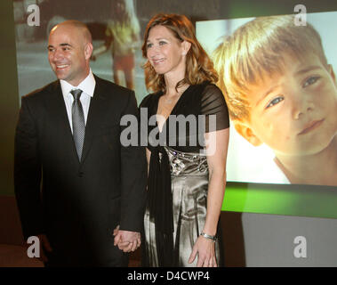 Ex world class i giocatori di tennis Steffi Graf e suo marito Andre Agassi rappresentata alla media tedesca Award 2007 a Baden-Baden, Germania, 24 febbraio 2008. Il unendowed premio viene assegnato per la sedicesima volta alla signora Graf e il sig. Agassi. Hanno ricevuto il premio perché 'dedicato themselvels a migliaia di bambini underpriviliged con esemplare riserva e senza mostrare FEP Foto Stock