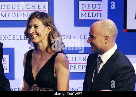 Ex world class i giocatori di tennis Steffi Graf e suo marito Andre Agassi rappresentata alla media tedesca Award 2007 a Baden-Baden, Germania, 24 febbraio 2008. Il unendowed premio viene assegnato per la sedicesima volta alla signora Graf e il sig. Agassi. Hanno ricevuto il premio perché 'dedicato themselvels a migliaia di bambini underpriviliged con esemplare riserva e senza mostrare FEP Foto Stock