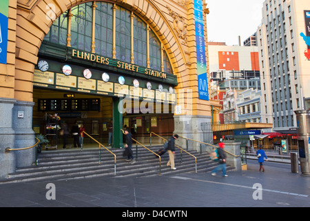 Mattina pendolari di fronte alla Stazione Flinders Street. Melbourne, Victoria, Australia Foto Stock