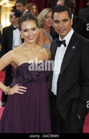 Jessica Alba e Cash Warren arriva sul tappeto rosso al 80th Academy Awards di fronte al Kodak Theatre di Hollywood e Los Angeles, Stati Uniti d'America, 24 febbraio 2008. Foto: Hubert Boesl Foto Stock