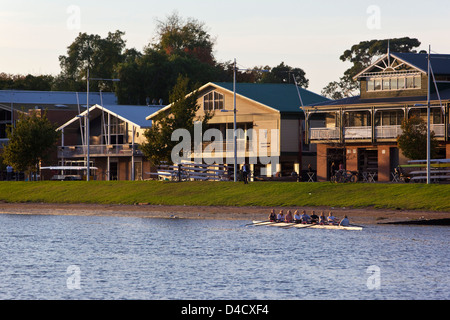 Mattina vogatori sul Fiume Yarra con boatsheds in background. Melbourne, Victoria, Australia Foto Stock