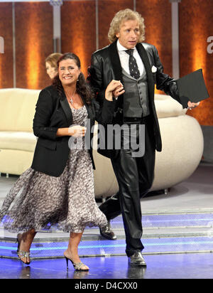 TV tedesca host Thomas Gottschalk (R) nella foto con star italiana Il mezzosoprano Cecilia Bartoli (L) durante la trasmissione in diretta di "Wetten Dass,..?" ("bet, che..?") a Halle Saale, Germania, 01 marzo 2008. Foto: Joerg Koch Foto Stock