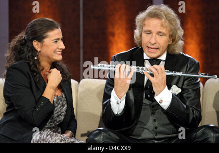 TV tedesca host Thomas Gottschalk (R) nella foto con star italiana Il mezzosoprano Cecilia Bartoli (L) e un flauto durante la trasmissione in diretta di "Wetten Dass,..?" ("bet, che..?") a Halle Saale, Germania, 01 marzo 2008. Foto: Joerg Koch Foto Stock