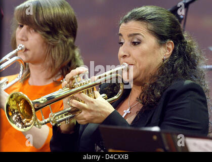 Star italiana Il mezzosoprano Cecilia Bartoli (R) ha per riprodurre la tromba a causa di una scommessa persa durante la trasmissione in diretta di "Wetten Dass,..?" ("bet, che..?") a Halle Saale, Germania, 01 marzo 2008. Foto: Joerg Koch Foto Stock