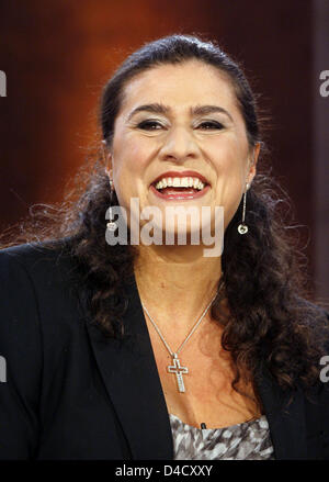 Star italiana Il mezzosoprano Cecilia Bartoli sorrisi durante la trasmissione in diretta di "Wetten Dass,..?" ("bet, che..?") a Halle Saale, Germania, 01 marzo 2008. Foto: Joerg Koch Foto Stock