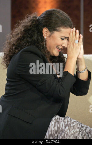 Star italiana Il mezzosoprano Cecilia Bartoli gesti durante la trasmissione in diretta di "Wetten Dass,..?" ("bet, che..?") a Halle Saale, Germania, 01 marzo 2008. Foto: Jan Woitas Foto Stock