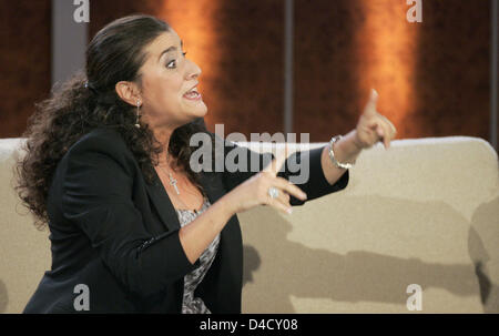 Star italiana Il mezzosoprano Cecilia Bartoli gesti durante la trasmissione in diretta di "Wetten Dass,..?" ("bet, che..?") a Halle Saale, Germania, 01 marzo 2008. Foto: Jan Woitas Foto Stock