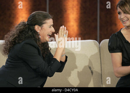 Star italiana Il mezzosoprano Cecilia Bartoli gesti durante la trasmissione in diretta di "Wetten Dass,..?" ("bet, che..?") a Halle Saale, Germania, 01 marzo 2008. Foto: Jan Woitas Foto Stock