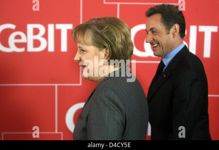 Il cancelliere tedesco Angela Merkel e il Presidente francese Nicolas Sarkozy alla cerimonia di apertura è fiera CeBit di Hannover, Germania, 3 marzo 2008. Dal 04 al 09 marzo, circa 5.500 espositori da 75 paesi in vetrina i loro prodotti più recenti presso la più grande fiera sul digitale e soluzioni di telecomunicazioni. Foto: KAY NIETFELD Foto Stock