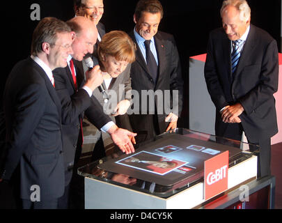 (L-R) Bassa Sassonia Il Primo ministro Christian Wulff, Microsoft Chief Executive Officer Steve Ballmer, presidente della Commissione europea José Manuel Barroso, il Cancelliere tedesco Angela Merkel e il Presidente francese Nicolas Sarkozy e BITKOM Associazione presidente August-Wilhelm Scheeer, in occasione della cerimonia di apertura di esso fiera CeBit di Hannover, Germania, 03 marzo 2008. Dal 04 al 09 marzo, alcuni Foto Stock