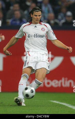 Monaco di Baviera è Daniel van Buyten cancella la sfera verso il basso nel parco la Bundesliga top scontro FC Schalke 04 FC Bayern Monaco di Baviera a VeltinsArena stadium di Gelsenkirchen, Germania, 01 marzo 2008. Monaco di Baviera ha sconfitto Schalke 1-0. Foto: Bernd Thissen Foto Stock