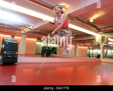 Olga Berberich mostra il suo salto con la corda delle competenze a una palestra di Karlsruhe in Germania, 18 febbraio 2008. Beberich è stato il detentore del record mondiale di salto con la corda dal settembre 2007. La fitness coach beat artista marziale Arthur Abramo con 251 salta durante lo show televisivo "Guinness World Records". Foto: ULI DECK Foto Stock