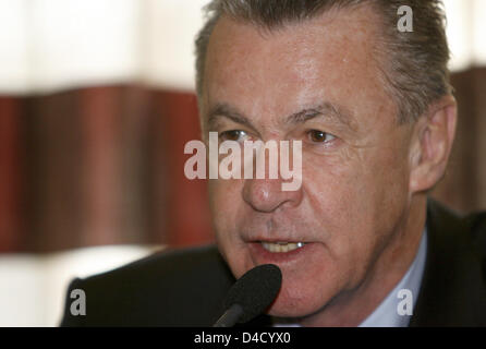 Ottmar Hitzfeld allenatore della Bundesliga tedesca club di calcio Bayern Monaco parla durante una conferenza stampa a Bruxelles, Belgio, 05 Mrach 2008. Il Bayern Monaco di Baviera wil giocare contro RSC Anderlecht in un round di ultimi 16 corrisponde in Anderlecht il 6 marzo 2008. Foto: FRANZ-PETER TSCHAUNER Foto Stock