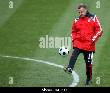 Ottmar Hitzfeld allenatore della Bundesliga tedesca club di calcio Bayern Monaco di Baviera juggels una palla durante il corso di formazione a Bruxelles, Belgio, 05 marzo 2008. Il Bayern Monaco di Baviera wil giocare contro RSC Anderlecht in un round di ultimi 16 corrisponde in Anderlecht il 6 marzo 2008. Foto: FRANZ-PETER TSCHAUNER Foto Stock