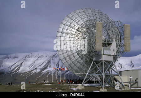 (Dpa) file - Il file immagine mostra un'antenna radar appartenenti alla stazione di ricerca EISCAT (europea incoerente SCATter), in Sodankylae, Finlandia, 29 ottobre 2002. L'antenna viene utilizzata per esplorare la ionosfera e la speres al di sopra della troposfera. Foto: Hinrich Baesemann Foto Stock