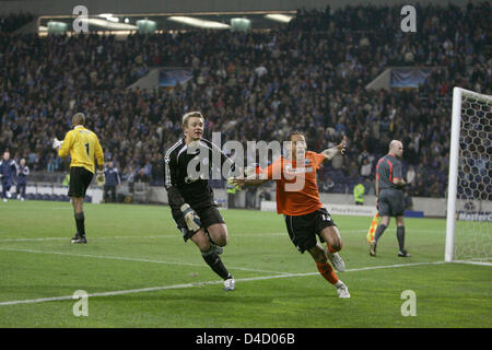 Schalke il portiere Manuel Neuer e il suo compagno di squadra Jermaine Jones (R) celebrare dopo aver vinto la pena shootout delle loro Champions League contro il porto al Estadio Dragao, a Porto, Portogallo, 05 marzo 2008. Schalke anticipi per i quarti di finale. Foto: Federico Gambarini Foto Stock