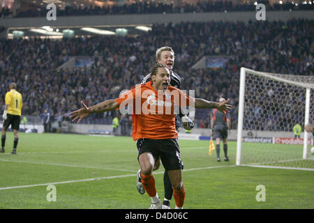 Schalke il portiere Manuel Neuer e il suo compagno di squadra Jermaine Jones (R) celebrare dopo aver vinto la pena shootout delle loro Champions League contro il porto al Estadio Dragao, a Porto, Portogallo, 05 marzo 2008. Schalke anticipi per i quarti di finale. Foto: Federico Gambarini Foto Stock