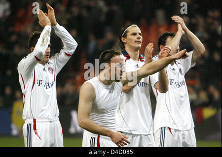 Monaco di Baviera è Miroslav KLOSE (L-R), Franck Ribery, Daniel van Buyten e Mark van Bommel festeggiare sul passo dopo aver vinto la Coppa UEFA round di ultimi sedici prima gamba corrispondono RSC Anderlecht vs Bayern Monaco di Constant Vanden Stock Stadium in Anderlecht (Belgio), 6 marzo 2008. Monaco ha vinto 0-5. Foto: Franz-Peter Tschauner Foto Stock