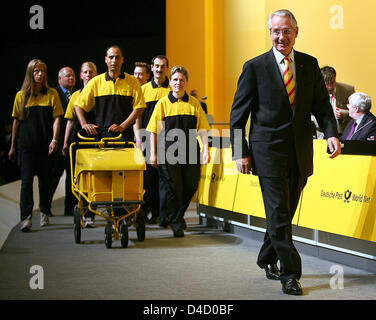 FILE - Deutschen Post CEO Klaus Zumwinkel (R) arriva in corrispondenza della sua società riunione generale nella parte anteriore del portalettere a Colonia, Germania, 8 maggio 2007. La foto di Oliver Berg ha vinto il primo premio nell' economia' categoria. Deutsche Presse-Agentur Ltd. ha per la settima volta aggiudicato il 'DPA la foto dell'Anno" premio in Amburgo. Foto: OLIVER BERG Foto Stock