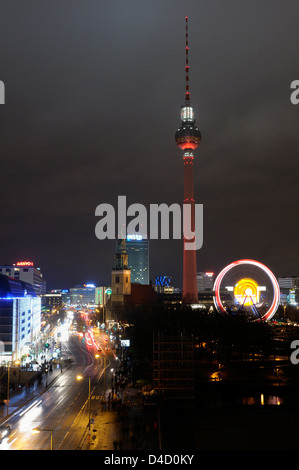 Mercatino di Natale con la ruota panoramica Ferris presso la torre della televisione di Berlino, Germania Foto Stock