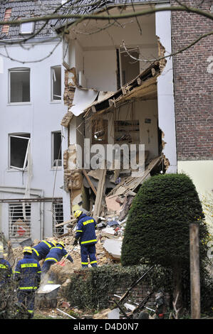 Membri della Bundesanstalt Technisches Hilfswerk (Agenzia Federale per il rilievo tecnico, THW) fissare i resti di una casa è sprofondato in una ga sexplosion, Moenchengladbach, Germania, 9 marzo 2008. Nel pesante esplosione due persone sostenuto che minacciano la vita di ferite. Una delle persone che vivono in casa è ancora mancante. Se egli è ancora in casa rimane incerta. Circa 10 Foto Stock