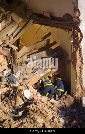 Membri della Bundesanstalt Technisches Hilfswerk (Agenzia Federale per il rilievo tecnico, THW) e i vigili del fuoco fissano i resti di una casa è sprofondato in una esplosione di gas, Moenchengladbach, Germania, 9 marzo 2008. Nel pesante esplosione due persone sostenuto che minacciano la vita di ferite. Una delle persone che vivono in casa è ancora mancante. Se egli è ancora in casa rimane incerta. Foto Stock