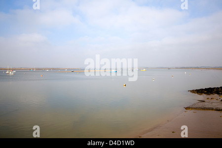 Barche ormeggi a bassa marea presso la foce del fiume Deben, Bawdsey, Suffolk, Inghilterra Foto Stock