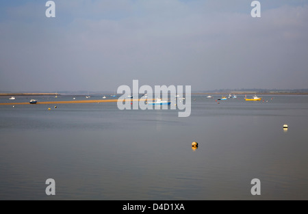 Barche ormeggi a bassa marea presso la foce del fiume Deben, Bawdsey, Suffolk, Inghilterra Foto Stock