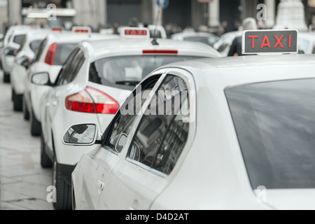 Fila di taxi bianco in Milano, Italia Foto Stock