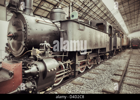 Vecchio retrò vapore locomotiva del treno in stazione Foto Stock