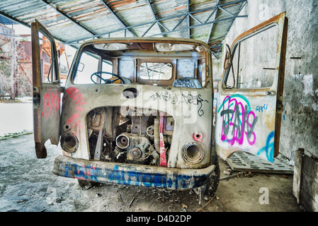 Vintage carrello abbandonato nella vecchia zona industriale Foto Stock