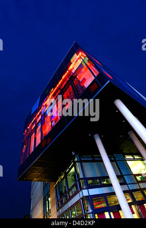Il Quad Arts Centre di Derby, Inghilterra, di notte Foto Stock