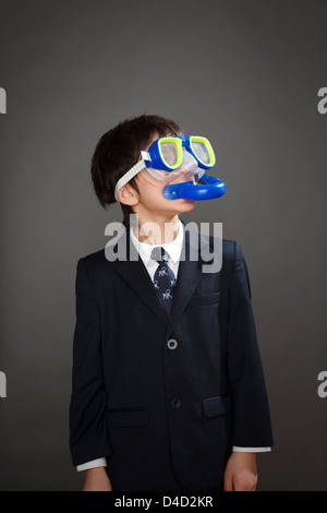 Ragazzo tuta da indossare giacca e snorkeling maschera Foto Stock
