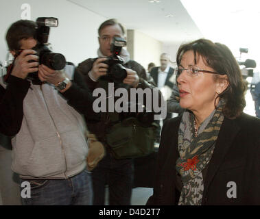 La presidentessa della Hessian SPD Andrea Ypsilanti arriva per una riunione del DOCUP cattedra al Willy Brandt House di Berlino, 10 marzo 2008. Indipendente dalla decisione del suo critico e Hessian MP Metzger Ypsilanti ha annunciato che non reggerà per le elezioni come Hessian Primo Ministro poiché una maggioranza a suo favore rimane incerta. Foto: Wolfgang Kumm Foto Stock