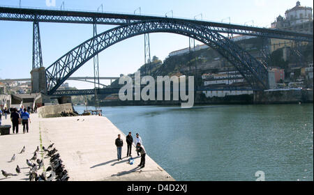 I pescatori sulle rive del Douro a Porto, Portogallo, 5 marzo 2008. Foto: Federico Gambarini Foto Stock