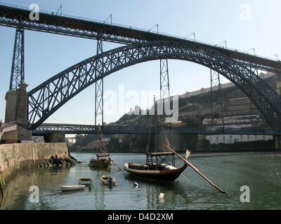 I pescatori sulle rive del Douro a Porto, Portogallo, 5 marzo 2008. Foto: Federico Gambarini Foto Stock