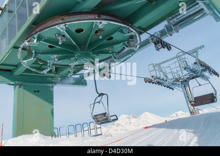 Seggiovia grande ruota in italiano area sci sulla neve Alpi coperte Foto Stock