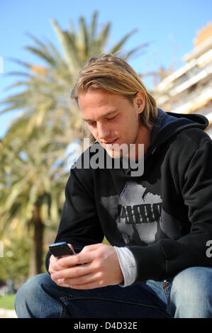 Timo Hildebrand, Tedesco goalie di Primera Division spagnolo FC club Valencia, controlli il suo telefono cellulare durante una chiamata foto con Agenzia Tedesca di Stampa dpa a Valencia in Spagna, 06 marzo 2008. Foto: Gero Breloer Foto Stock