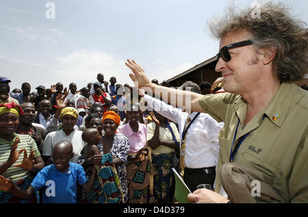 Il cantante di tedesco del gruppo rock BAP, Wolfgang Niedecken (R), saluta locali durante la cerimonia di inaugurazione di un nuovo edificio scolastico a Butare, Ruanda, 7 febbraio 2008. Signor Koehler e sua moglie pagare una tre giorni di visita di stato in Ruanda. Foto: Wolfgang Kumm Foto Stock