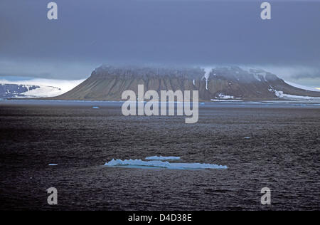 (Dpa file) - Bassa giacente sopra le nuvole Capo Flora Northbrook Island (Ostrow Nordbruk) Franz Joseph Land, Russia, 28 agosto 1999. Foto: Hinrich Baesemann Foto Stock