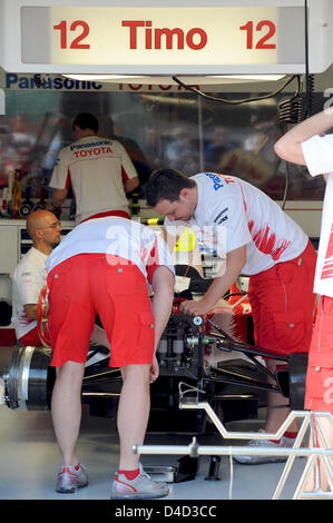 La meccanica della Toyota lavorare sulla vettura del tedesco di Formula One driver Timo Glock presso il circuito Albert Park di Melbourne, Australia, 12 marzo 2008. La Australian Formula One Grand Prix avrà luogo domenica 16 marzo. Foto: GERO BRELOER Foto Stock