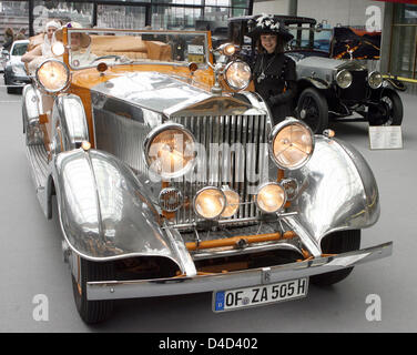 Il famoso Rolls-Royce Phantom II 'Star di India " dating 1934 è ornata con i modelli in abiti appropriati al oldtimer fiere 'classici del passato" a Stoccarda, Germania, 13 marzo 2008. Il veicolo di lusso che è stato fabbricato per essere stato il trasporto per il Maharaja di Rajkot è un valore stimato a due cifre milioni somma. La assolutamente invendibile tesoro è uno dei Foto Stock