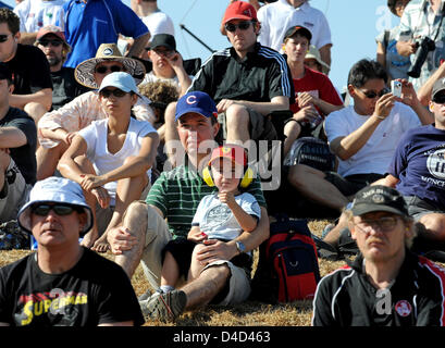 Spettatori guarda la prima sessione di prove libere del Gran Premio di Australia presso il circuito Albert Park di Melbourne, Australia, 14 marzo 2008. La Australian Formula One Grand Prix avrà luogo domenica 16 marzo. Foto: ROLAND WEIHRAUCH Foto Stock