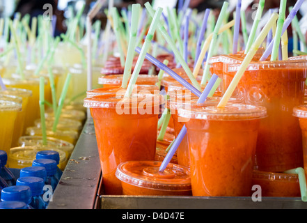 Fresco e succo di frutta rinfrescante in bicchieri di plastica Foto Stock